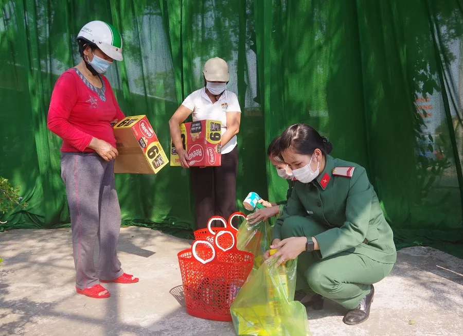 Nhiều phụ nữ khó khăn tại TP Huế lựa chọn hàng tại gian hàng 0 đồng do Hội Phụ nữ Bộ CHQS tỉnh Thừa Thiên – Huế thực hiện