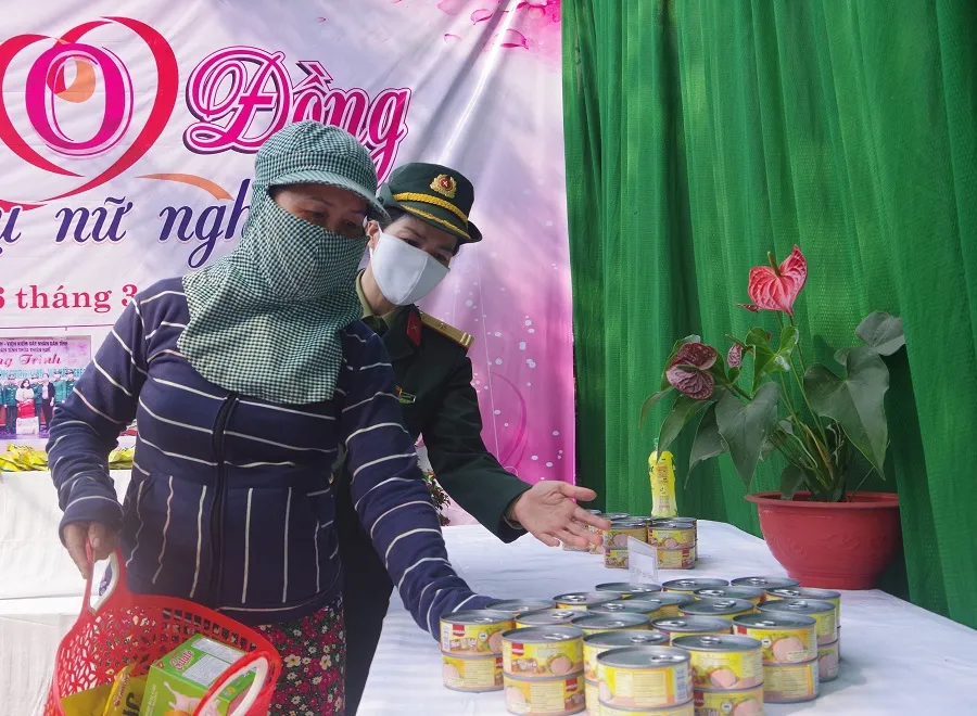 Nữ bộ đội tổ chức gian hàng 0 đồng dành cho phụ nữ nghèo tại Huế ảnh 1