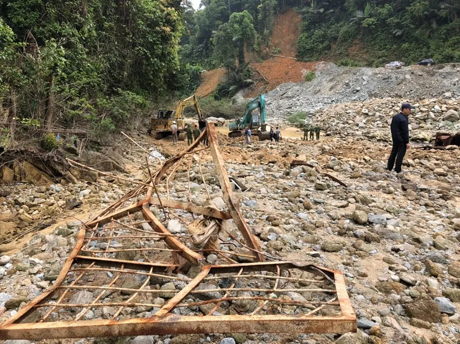 Huy động thêm máy múc tìm kiếm các nạn nhân mất tích tại Thủy điện Rào Trăng 3 ảnh 2