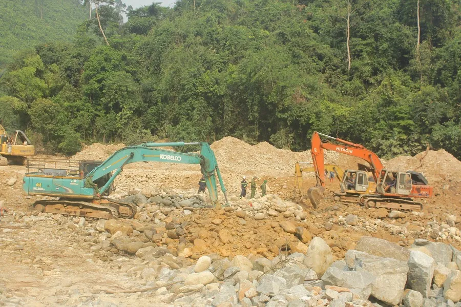 Lật tung hơn 30.000m³ đất đá vẫn không tìm thấy nạn nhân Thủy điện Rào Trăng 3 ảnh 1