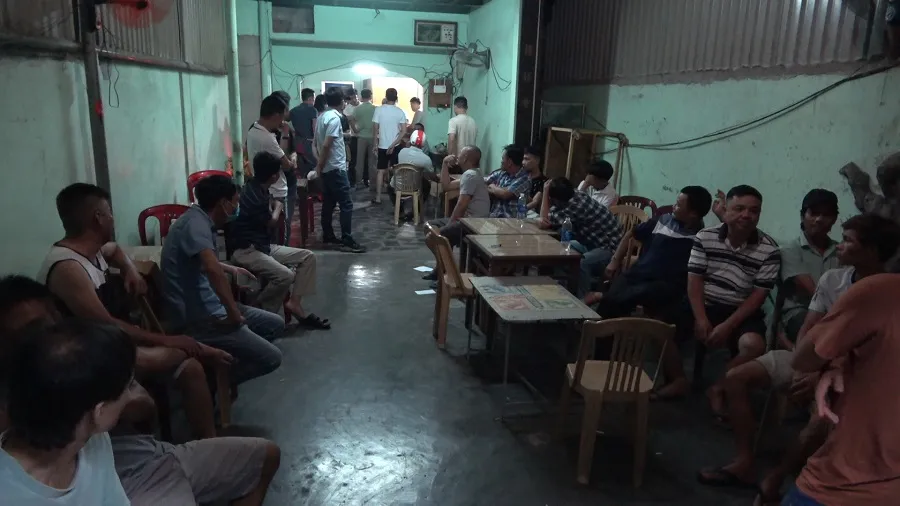 Bắt giam 2 đối tượng tổ chức đánh bạc hàng tỷ đồng tại quán cà phê ảnh 3