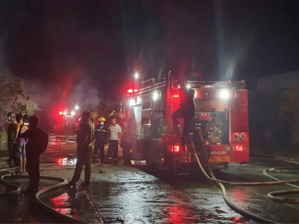 Huy động 14 xe cứu hỏa chữa cháy kho chứa giấy tại Khu công nghiệp Phú Bài ảnh 2