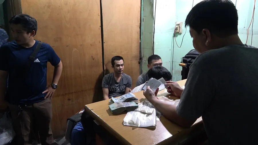 Bắt giam 2 đối tượng tổ chức đánh bạc hàng tỷ đồng tại quán cà phê ảnh 4