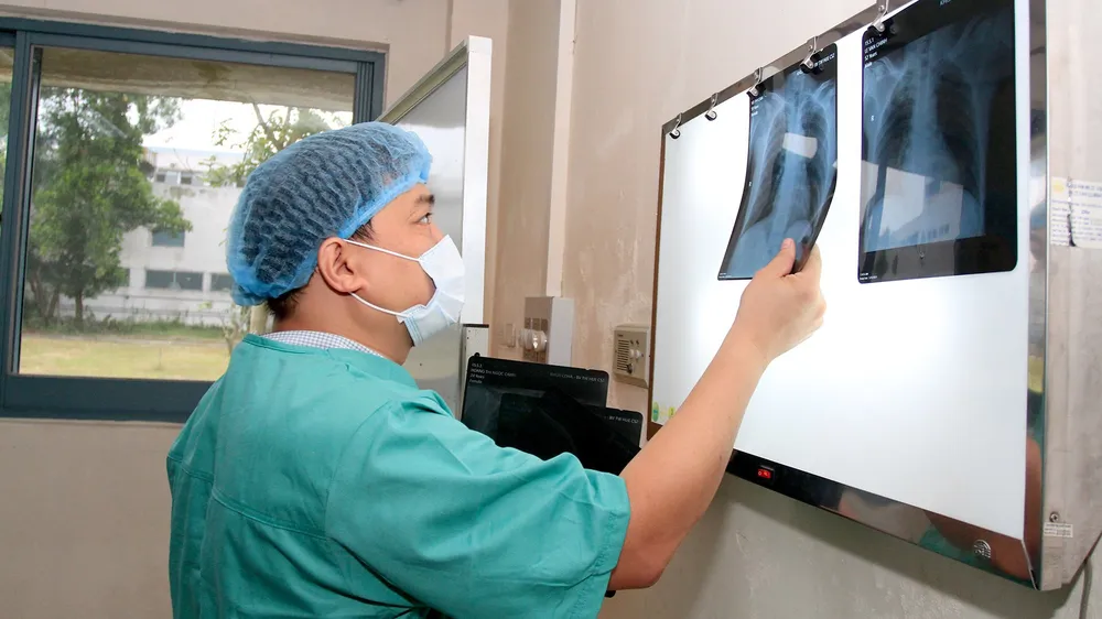 Y, bác sĩ tại Huế điều trị cho bệnh nhân Covid-19 ra sao? ảnh 1