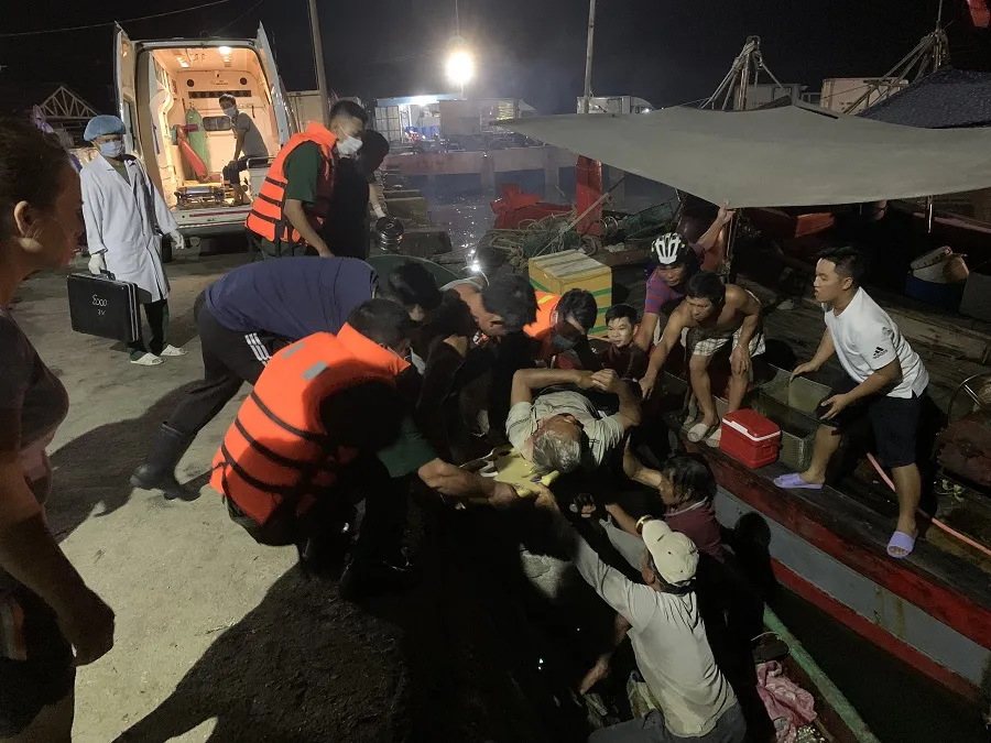 Sà lan đâm chìm tàu cá, 12 ngư dân gặp nạn tại phao số 4 ảnh 2