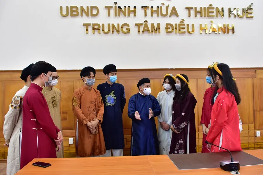 Lần đầu đón học sinh tham quan trụ sở UBND tỉnh Thừa Thiên – Huế  ảnh 1