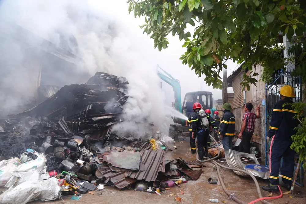 Nỗ lực khống chế và dập tắt đám cháy