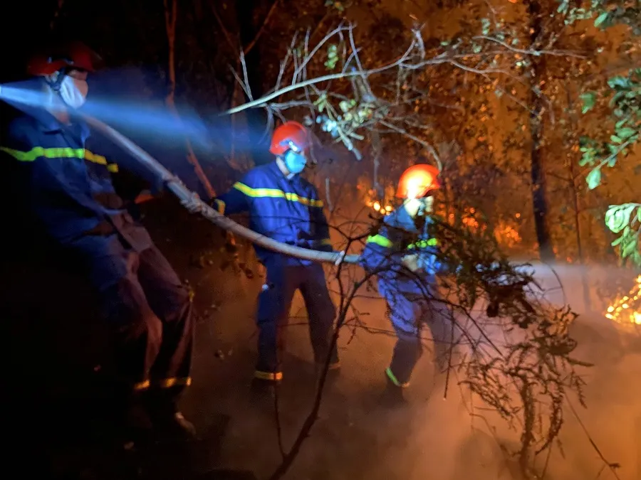 Huy động gần 1.000 người dập lửa rừng thông cháy gần kho K890 Cục Quân Khí ảnh 5