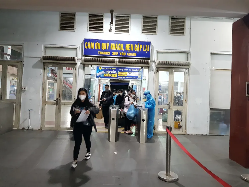 Tổ chức chạy thêm nhiều đoàn tàu đưa bà con miền Trung từ TPHCM về quê ảnh 1