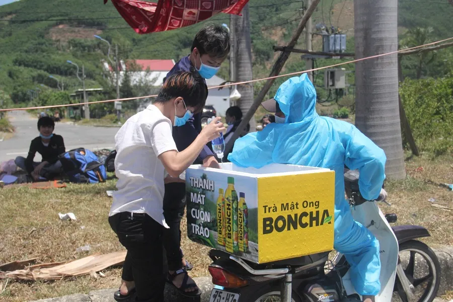 Hàng ngàn người từ miền Nam về Thừa Thiên – Huế vật vờ chờ khai báo y tế ảnh 1