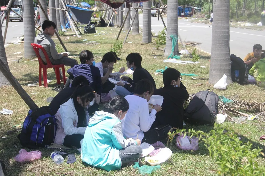 Hàng ngàn người từ miền Nam về Thừa Thiên – Huế vật vờ chờ khai báo y tế ảnh 2