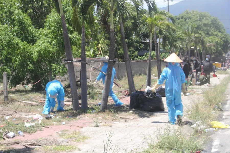 Hàng ngàn người từ miền Nam về Thừa Thiên – Huế vật vờ chờ khai báo y tế ảnh 16