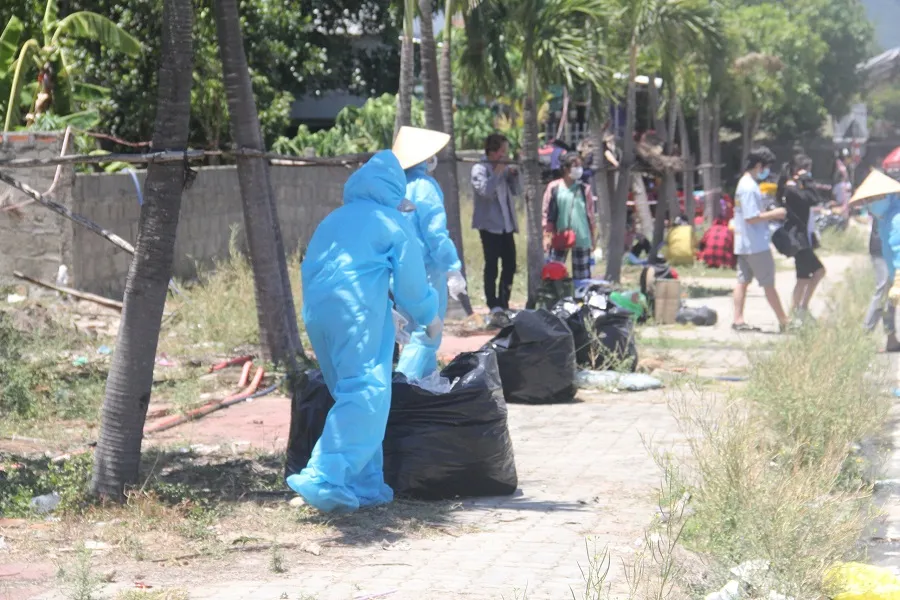 Hàng ngàn người từ miền Nam về Thừa Thiên – Huế vật vờ chờ khai báo y tế ảnh 17