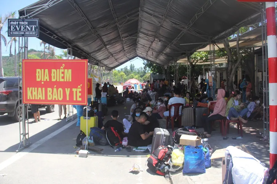 Hàng ngàn người từ miền Nam về Thừa Thiên – Huế vật vờ chờ khai báo y tế ảnh 15