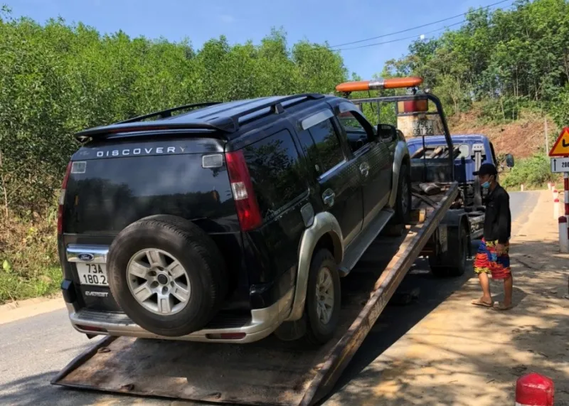 Tịch thu ô tô biển số giả vận chuyển 18 phách gỗ lậu  ảnh 1