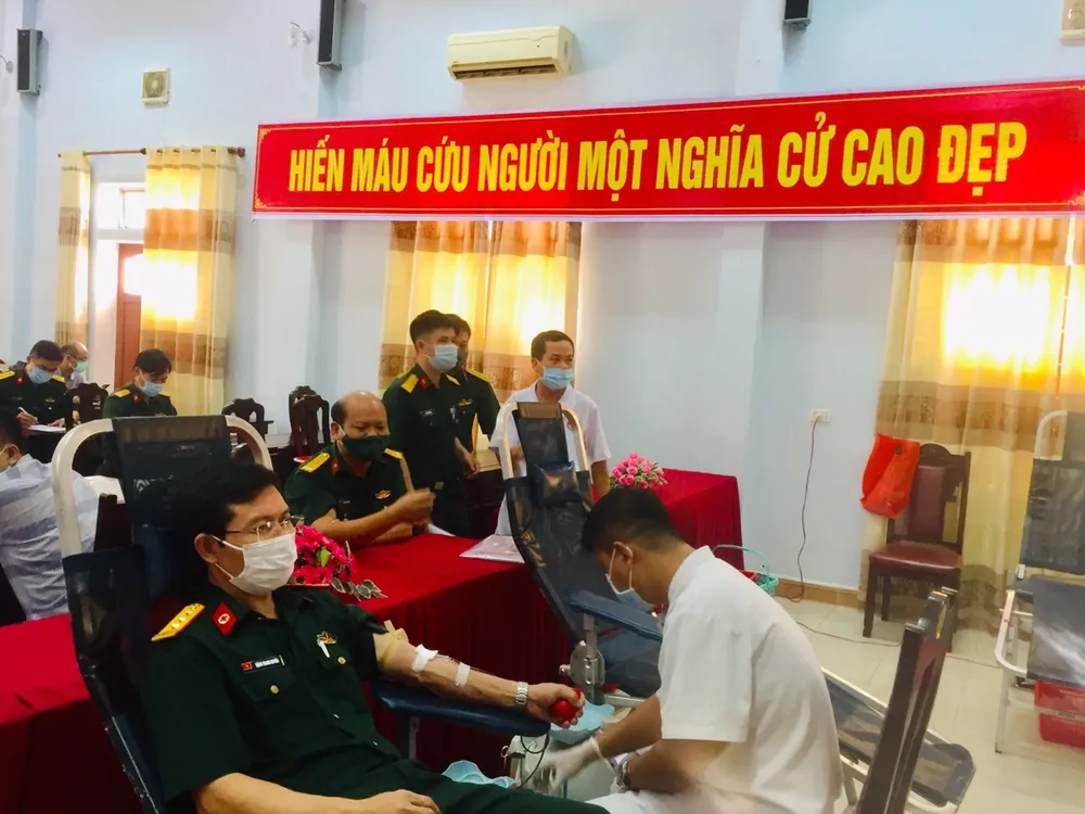 122 y, bác sĩ Bệnh viện Quân y 268 hiến máu tình nguyện ảnh 1
