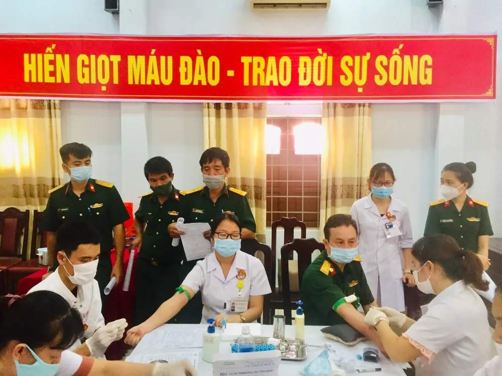 122 y, bác sĩ Bệnh viện Quân y 268 hiến máu tình nguyện ảnh 2