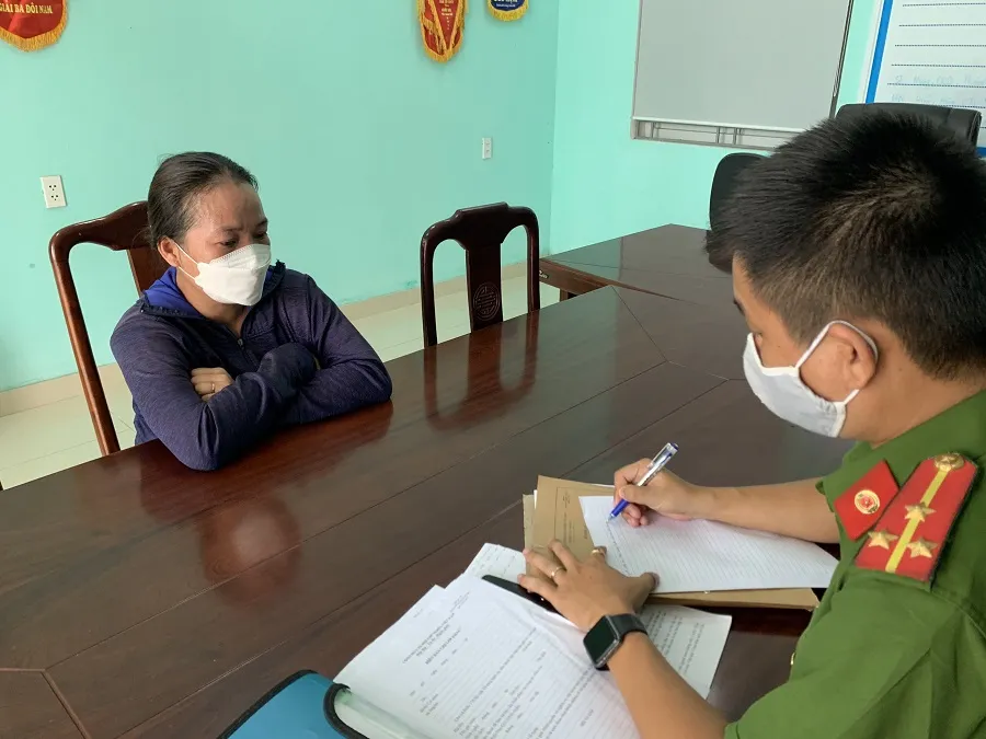 Phát hiện đôi vợ chồng đang đóng gói 232kg bột ngọt giả các nhãn hiệu nổi tiếng ảnh 1