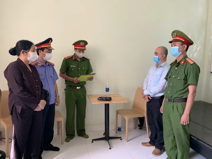 Bắt tạm giam đối tượng mua bán hóa đơn trái phép với số tiền 17 tỷ đồng ảnh 1