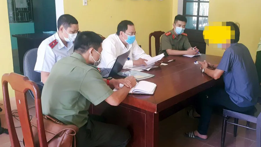 Cơ quan chức năng tỉnh Thừa Thiên - Huế làm việc với ông A. (bìa phải)