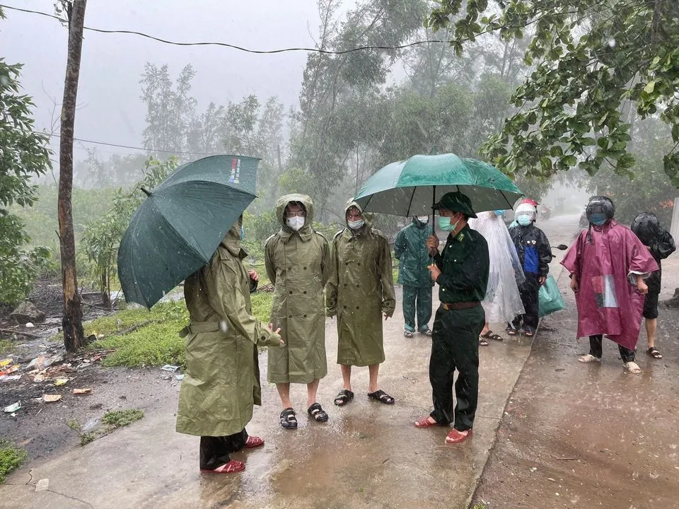 Các tỉnh miền Trung khẩn trương ứng phó bão số 5 đổ bộ  ảnh 13