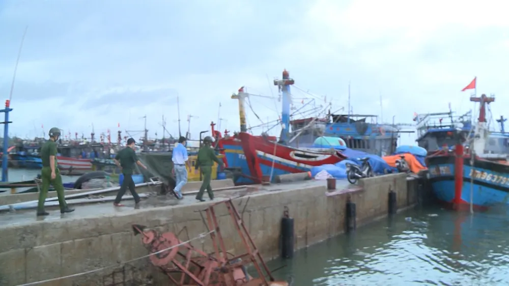 Các tỉnh miền Trung khẩn trương ứng phó bão số 5 đổ bộ  ảnh 10