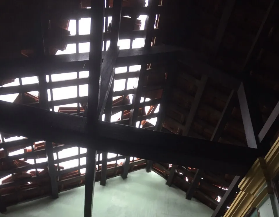 Thừa Thiên - Huế: Bão số 5 cách đất liền hàng trăm cây số, nhiều nhà dân đã tốc mái ảnh 4