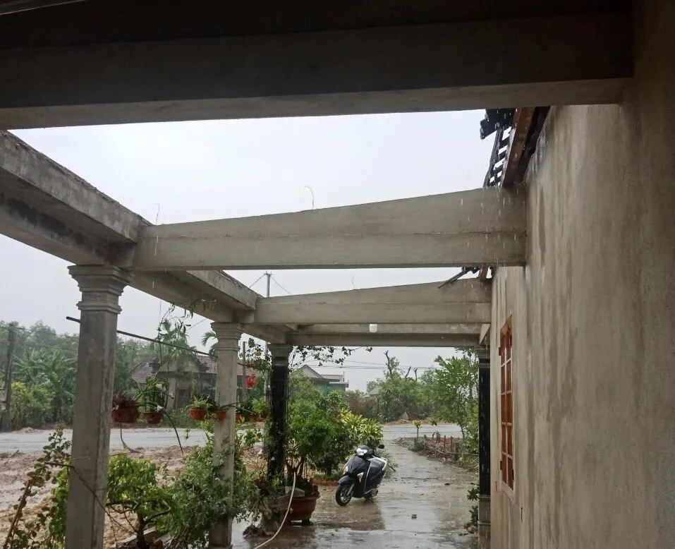 Thừa Thiên - Huế: Bão số 5 cách đất liền hàng trăm cây số, nhiều nhà dân đã tốc mái ảnh 5