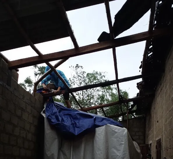 Thừa Thiên - Huế: Bão số 5 cách đất liền hàng trăm cây số, nhiều nhà dân đã tốc mái ảnh 6