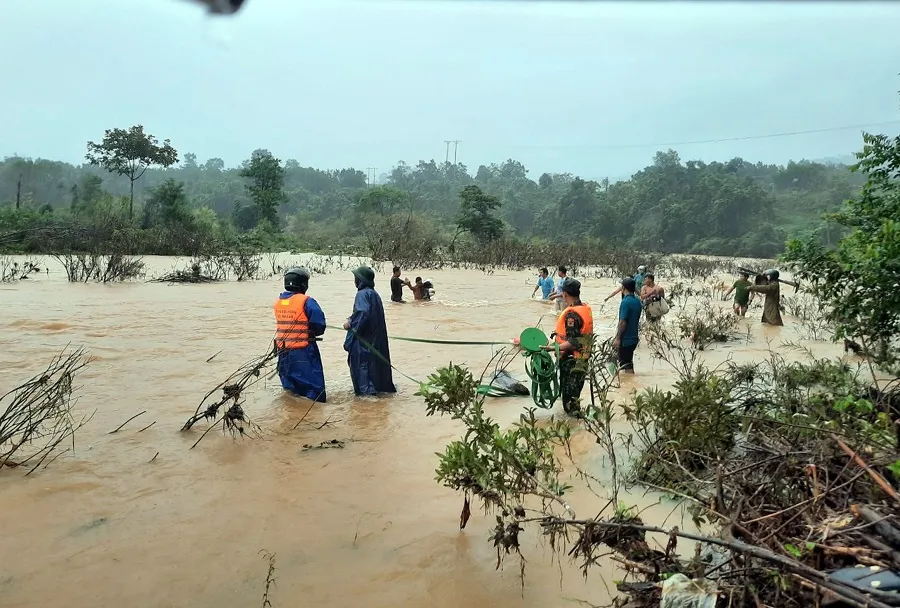 Dùng dây dù vượt lũ sông A Sáp cứu hộ 5 người dân bị cô lập ảnh 1
