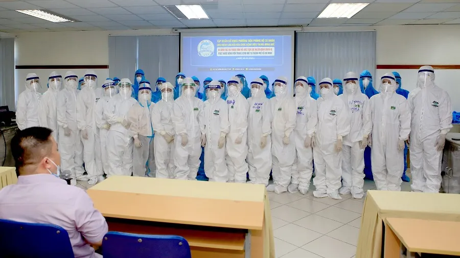 Bệnh viện Trung ương Huế điều động thêm 50 y, bác sĩ vào TPHCM chống dịch ảnh 1