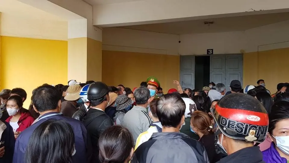 Chen chúc chờ tiêm vaccine phòng Covid-19 tại Trung tâm Thể thao tỉnh Thừa Thiên – Huế ảnh 3