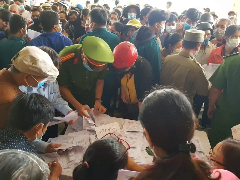 Chen chúc chờ tiêm vaccine phòng Covid-19 tại Trung tâm Thể thao tỉnh Thừa Thiên – Huế ảnh 1