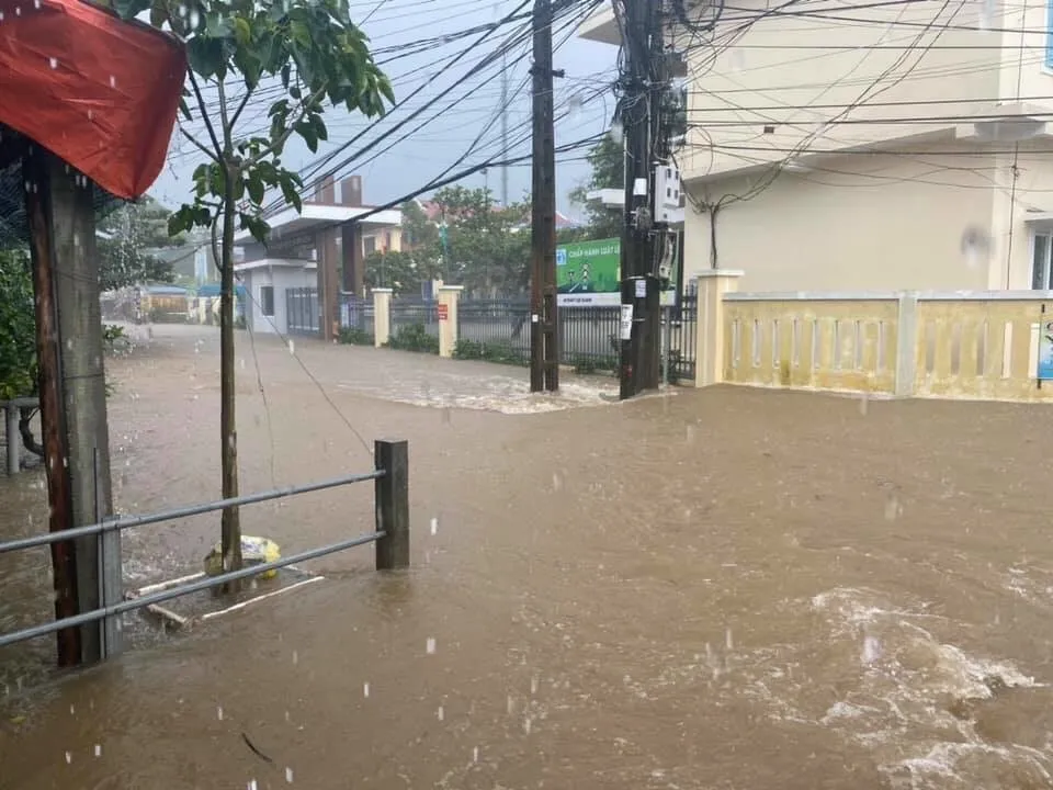 Thừa Thiên - Huế: Bắt đầu xả nước hồ thủy điện Hương Điền với lưu lượng từ 300-500m³/s ảnh 1