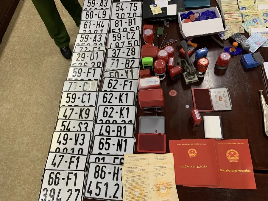 Triệt phá đường dây làm giả 20.000 loại giấy tờ, tài liệu thu lợi bất chính 30 tỷ đồng ảnh 2