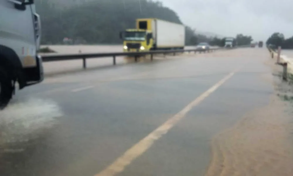 Thừa Thiên - Huế: Kinh hoàng đất đá từ đỉnh đèo Phú Gia cuồn cuộn đổ về theo lũ đỏ ngầu ảnh 2