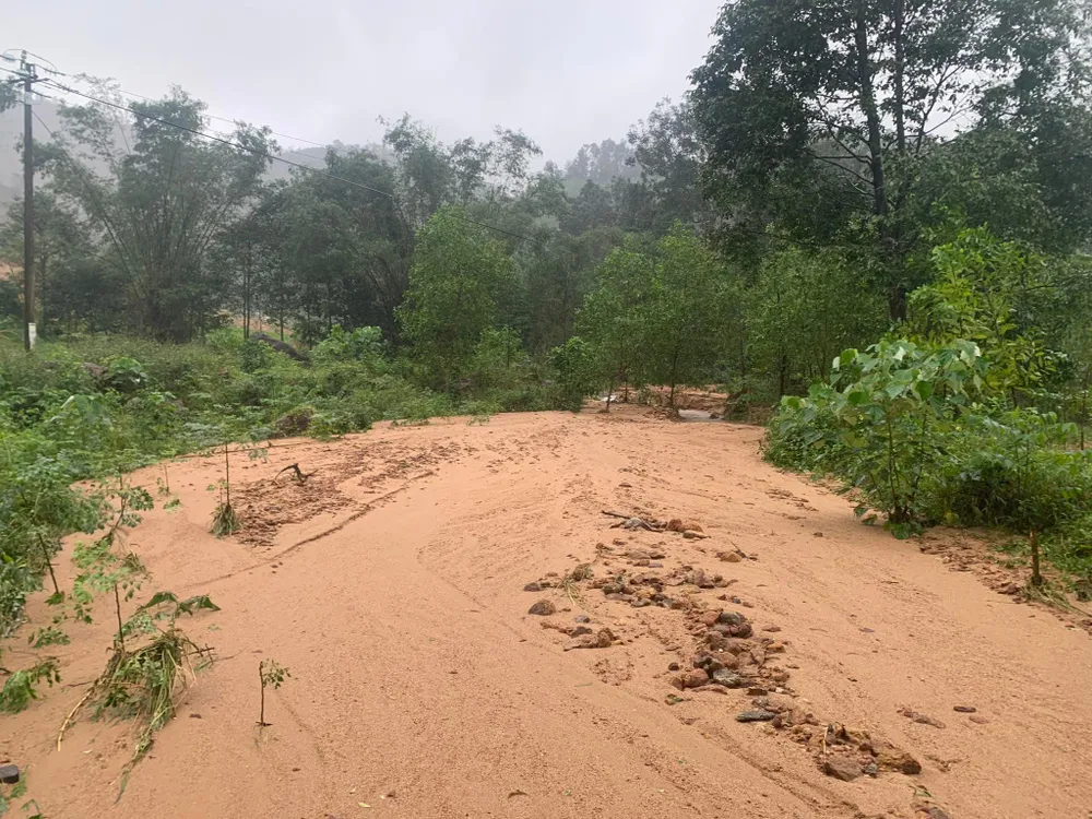 Đánh giá vết nứt ở núi Phú Gia sau khi đất đá tràn xuống khu dân cư  ảnh 2