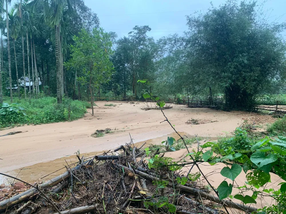 Đánh giá vết nứt ở núi Phú Gia sau khi đất đá tràn xuống khu dân cư  ảnh 3