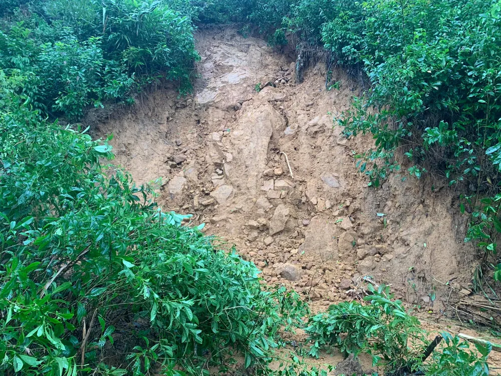 Đánh giá vết nứt ở núi Phú Gia sau khi đất đá tràn xuống khu dân cư  ảnh 1