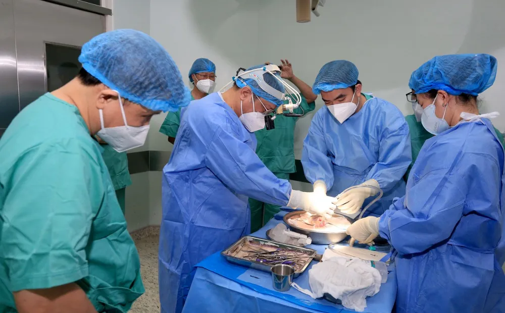 Chạy ô tô xuyên đêm từ Huế ra Hà Nội nhận tim người chết não để cứu bệnh nhân ảnh 2