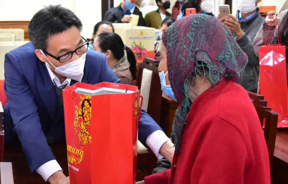 Phó Thủ tướng Vũ Đức Đam thăm, tặng quà tết tại Thừa Thiên - Huế ảnh 2