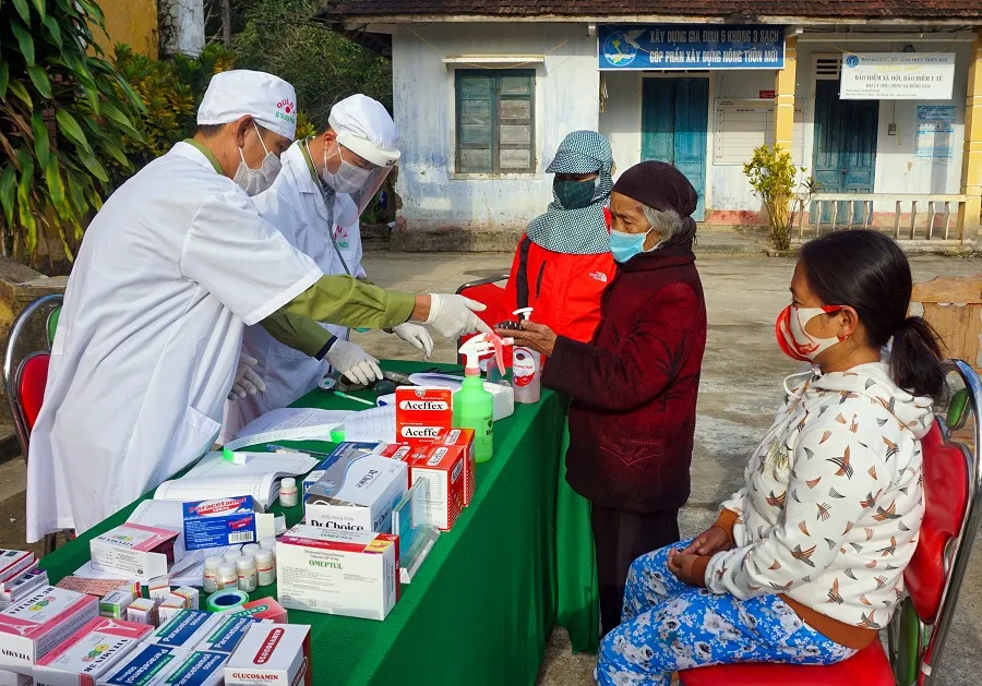 Tặng quà tết lực lượng vũ trang và nhân dân biên giới Việt Nam – Lào ảnh 2