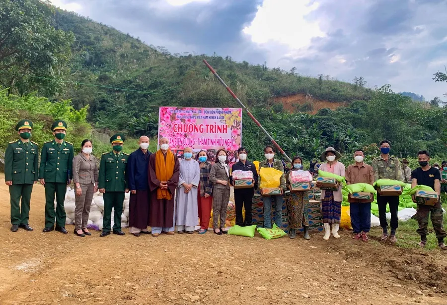 Tặng quà tết lực lượng vũ trang và nhân dân biên giới Việt Nam – Lào ảnh 3