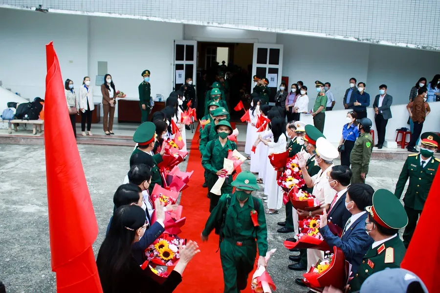 Miền Trung: Hàng ngàn thanh niên lên đường nhập ngũ   ảnh 2