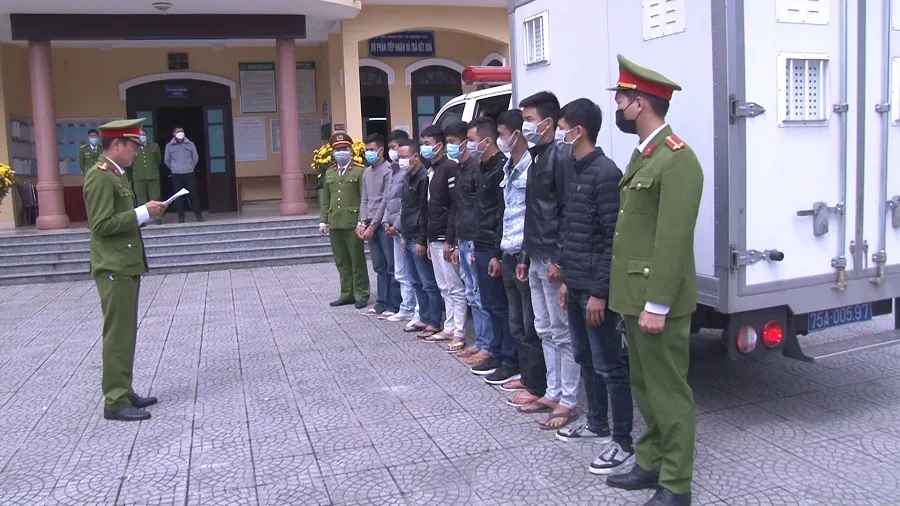 Đôi tình nhân mâu thuẫn rồi cùng gọi côn đồ đến chém nhau tới tấp ảnh 1