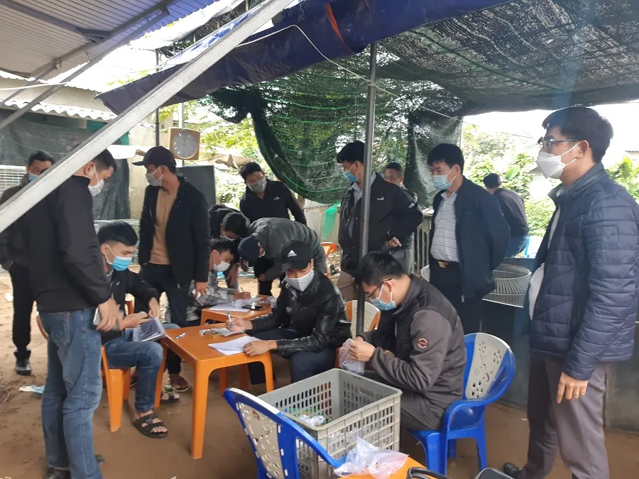Vây bắt “trường gà”, thu giữ hàng trăm triệu đồng ảnh 2