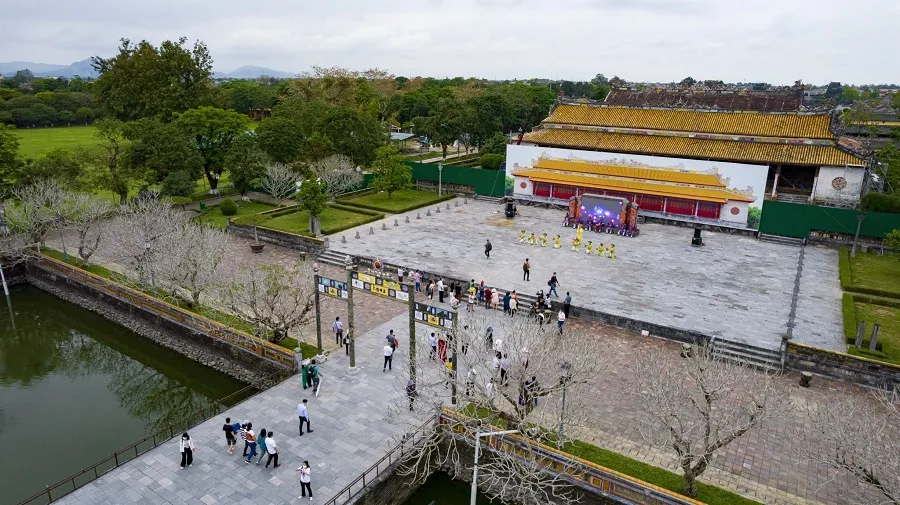 Đoàn 600 khách tham quan Đại nội Huế  ảnh 3