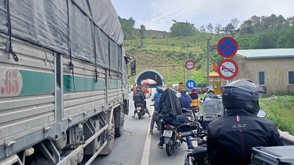 Vụ đi đèo mà phải đóng phí…qua hầm: Không đi đèo thì chờ ngoài hầm Phước Tượng ảnh 2