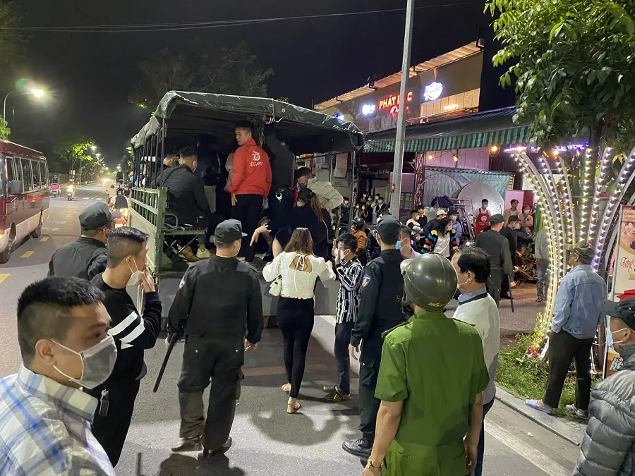 Thừa Thiên - Huế: Bắt giữ nhiều đối tượng tàng trữ ma túy tại Pub Beer Century ảnh 7