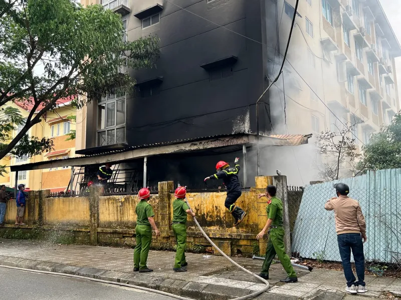 Cháy lớn tại Trường Du lịch - Đại học Huế ảnh 1